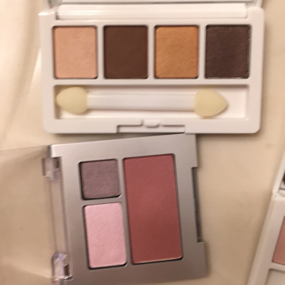 Eye shadow pallets - Picture 2 of 3